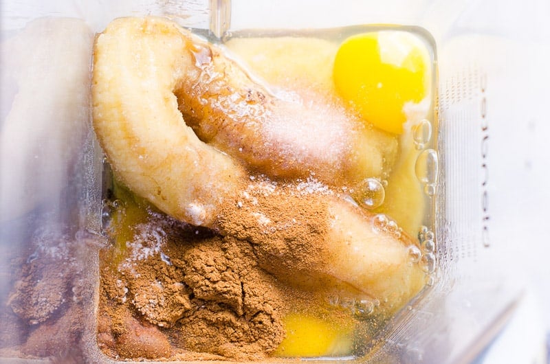 Cinnamon, eggs, baking powder, salt, baking soda, bananas in jug of a blender.